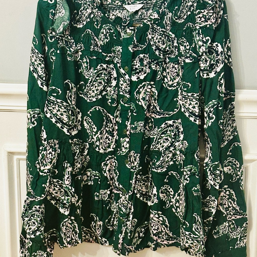 NWT Green Paisley Crown & Ivy Women's Ruffled Top Size Medium